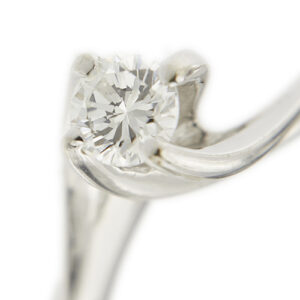 zoom dettaglio diamante su anello in oro bianco solitario