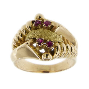 Anello a fascia bombata tank anni 40 in oro rosa 18kt con 4 rubini e in centro lavorazione satinata in oro giallo.