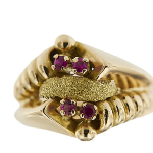 zoom dettaglio lavorazione oro e rubini su anello tank in oro rosa e giallo