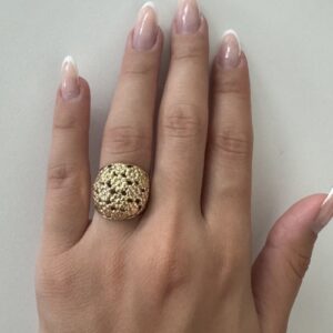 Foto gioiello indossata: anello in oro giallo a fascia bombata e traforata con fiori