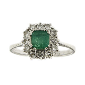 Anello halo in oro bianco 18kt con smeraldo quadrato da 0.40 ct circondato da 12 diamanti da 0.03 ct cad, totale 0.36 ct, colore GH - purezza VS.