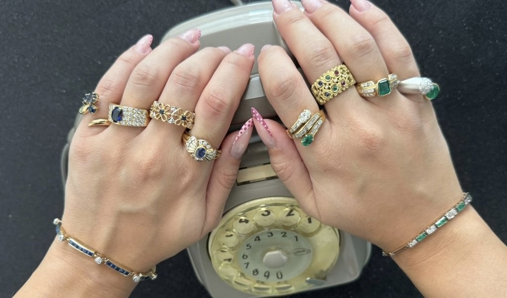Foto banner home 1: gioielli vintage preloved in oro scegli il tuo preferito. In foto: anelli e bracciali in oro giallo e oro bianco con smeraldi e zaffiri (e diamanti)