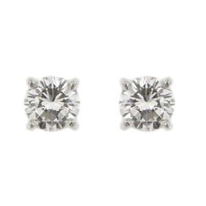 Orecchini in oro bianco 18 kt punti luce con 2 diamanti taglio brillante da 0,22 ct cad, totale 0,44 ct, colore GH, purezza VS; chiusura con perno e farfallina.