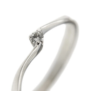 zoom dettaglio diamante di anello solitario contrarie