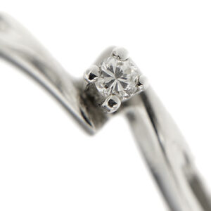 zoom dettaglio diamante su anello oro bianco solitario