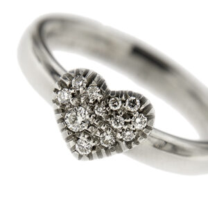 zoom dettaglio cuoricino con diamanti su anello oro bianco