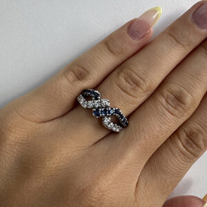 Foto gioiello indossata: anello doppio in oro bianco con diamanti e zaffiri