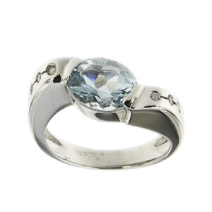 Anello in oro bianco 18kt con acquamarina ovale da 2.10 ct e incastonati nel gambo 6 diamanti taglio brillante da 0.02 ct cad, totale 0.12 ct, colore FG - purezza VS.