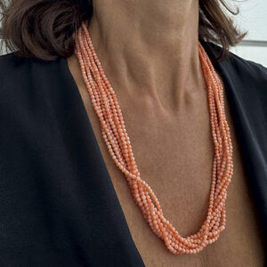 Foto gioiello indossata: collana collier lunga multifilo con corallo rosa e gancio in oro giallo