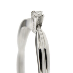 dettaglio montatura setting diamante su anello solitario oro bianco 18 kt