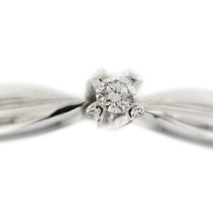 zoom dettaglio diamante su anello oro bianco