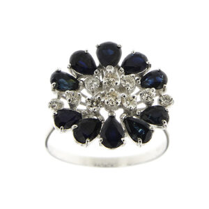 Anello a fiore in oro bianco 18kt con 10 zaffiri a goccia e 10 diamanti taglio brillante: 6 da 0.05 ct cad, 2 da 0.04 ct cad e 2 da 0.03 ct cad, totale 0.44 ct, colore GH - purezza VS.