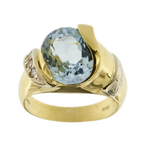 Anello in oro giallo 18kt con topazio ovale da 5 ct e a lato 3 zirconie cubiche trasparenti.