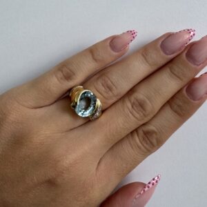 Foto gioiello indossata: anello due ori con topazio e zirconia cubica