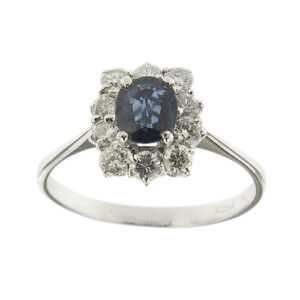 Anello halo in oro bianco 18 kt con zaffiro ovale da 0,80 ct e intorno 10 diamanti taglio brillante da 0,08 ct cad, totale 0,80 ct - colore G, purezza VS.