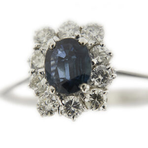 zoom dettaglio zaffiro su anello halo oro bianco e diamanti