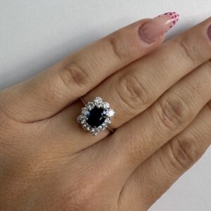 Foto gioiello indossata: anello halo oro bianco con zaffiro centrale e diamanti