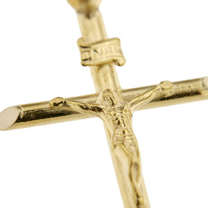 zoom dettaglio Cristo su ciondolo a croce in oro giallo