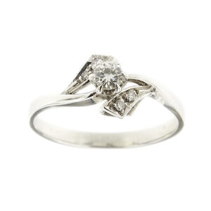 Anello solitario contrarié in oro bianco 18kt con un diamante taglio brillante da 0.16 ct e ai lati 4 diamanti taglio huit huit: 2 da 0.02 ct cad e 2 da 0,01 ct cad, totale 0.22 ct colore FG - purezza VS.