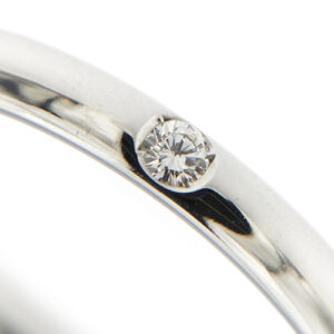 zoom dettaglio diamante su anello fede oro bianco Lucciola di Pomellato