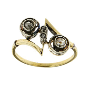 Anello in oro giallo e bianco 18 kt motivo geometrico con 4 diamanti taglio rosette, totale 0,12 ct - colore GH, purezza SI.