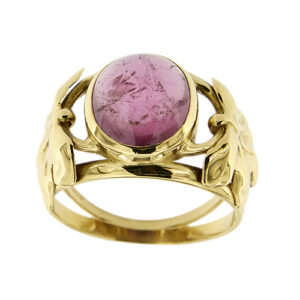 Anello a fascia in oro giallo 18 kt con tormalina rosa ovale taglio cabochon da 3,20 ct e ai lati due foglie su gambo doppio.