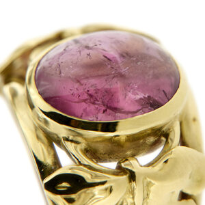 zoom dettaglio tormalina rosa su anello oro giallo