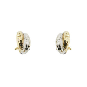 Orecchini a lobo in oro giallo e oro bianco 18kt a semicerchio con lavorazione martellata, chiusura con perno e clip.