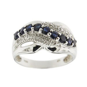 Anello a fascia in oro bianco 18 kt con 9 zaffiri rotondi da 0,10 ct cad, a onda e su lavorazione diamantata 2 diamanti taglio brillante da 0,01 ct cad, totale 0,02 ct - colore FG, purezza VS.