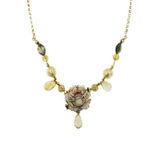 Collana collier maglia rolò in oro giallo 18kt con rosa miniata smaltata a fuoco con due stelle in oro bianco e due diamanti taglio brillante da 0.01 cad, 2 perle colore gold, 5 quarzi citrini e tormaline verdi; originale chiusura a moschettone. Brand: Gabriella Rivalta.