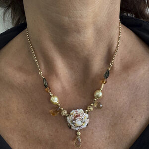 Foto gioiello indossata: collana in oro giallo Gabriella Rivalta con fiore smaltato, pietre preziose, perle e diamanti