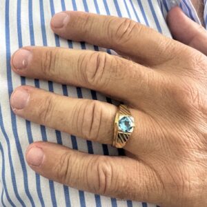 Foto gioiello indossata: anello scudo uomo con topazio in oro 18kt