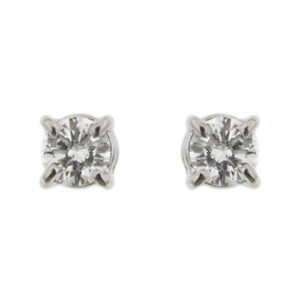 Orecchini in oro bianco 18 kt punti luce con 2 diamanti da 0,16 ct cad, totale 0,32 ct, colore GH, purezza VS; chiusura con perno e farfallina.