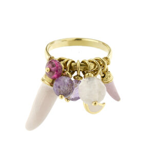 Anello in oro giallo 18 kt con 7 charms: due cornetti e una luna smaltati rosa, due ametiste e un quarzo rosa sfaccettate e una tormalina.