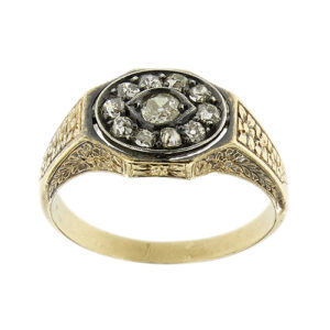Anello uomo antico ottagonale in oro giallo 18 kt con 11 diamanti taglio vecchio ovale: 1 centrale da 0,10 ct e 10 intorno da 0,05 ct cad, totale 0,60 ct - colore GH, purezza VS, gambo con lavorazioni floreali.