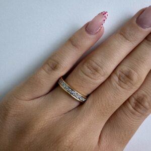 Foto gioiello indossata: anello eternity in due ori (oro giallo e oro bianco 18kt) con diamanti taglio brillante