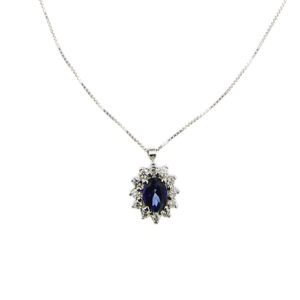 Collana maglia veneziana in oro bianco 18kt e ciondolo a fiore con zaffiro ovale centrale da 1.00 ct e intorno 12 diamanti taglio brillante 0.03 ct cad, totale 0.36 ct, colore FG - purezza VS.