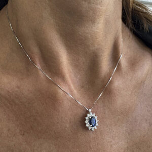 Foto gioiello indossata: collana in oro bianco maglia veneta con ciondolo pendente a margherita con zaffiro e diamanti
