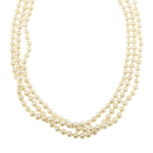 Collana con tre fili degradé di perle d'acqua salata da 6,5-7 mm, chiusura in oro giallo 18 kt ottogonale impreziosita da 26 diamanti taglio brillante da 0,01 ct cad, totale 0,26 ct - colore FG, purezza VS.