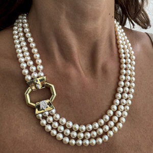 Foto gioiello indossata: collana multifilo con perle con gancio oro giallo con diamanti