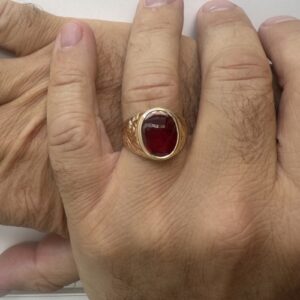 Foto gioiello indossata: anello chevalier scudo uomo oro giallo con rubino ovale