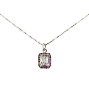Collana in oro bianco 18 kt maglia veneta con ciondolo rettangolare con 26 rubini, 6 diamanti taglio baguette: 4 da 0,07 ct cad e 2 da 0,05 ct cad e 4 diamanti taglio brillante da 0,02 ct cad, totale 0,46 ct - colore FG, purezza VS.