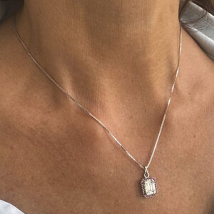 Foto gioiello indossata: collana in oro bianco con ciondolo rettangolare Unoaerre con rubini e diamanti