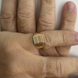Foto gioiello indossata: anello scudo uomo con 3 ori