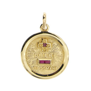 Ciondolo rotondo in oro giallo 18kt con la scritta “+ DI IERI - DI DOMANI” e 3 rubini. Brand: Unoaerre.