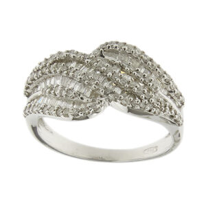 Anello in oro bianco 18 kt a a fascia ondulata con pave di diamanti: 78 taglio brillante da 0,005 ct e 71 taglio baguette da 0,01 ct cad, totale 1,10 ct - colore GH, purezza VS.