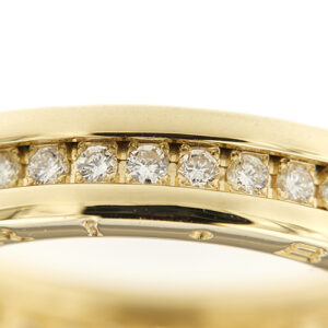 foto zoom dettaglio diamanti su anello eternity fede Bulgari B.Zero1 in oro giallo con diamanti
