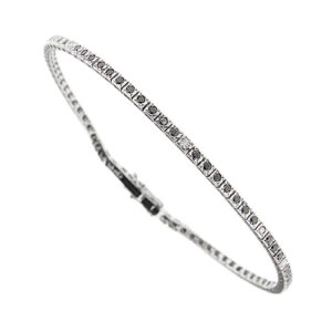Bracciale tennis in oro bianco 18kt con 68 diamanti neri da 0,015 ct cad e 5 diamanti bianchi da 0,03 ct cad, totale 1,17 ct, colore FG, purezza VS; chiusura a pacchetto e doppia sicura. Brand: Salvini.