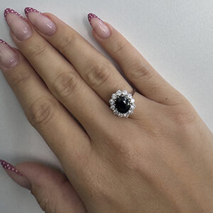 Foto gioiello indossata: anello oro bianco halo kate margherita con zaffiro centrale e diamanti