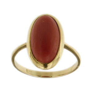 Anello in oro giallo 18 kt con corallo rosso ovale taglio cabochon.